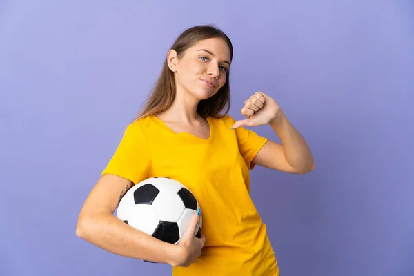 年轻的立陶宛女足球运动员 出身紫色 自高自大 自鸣得意 — 图库照片