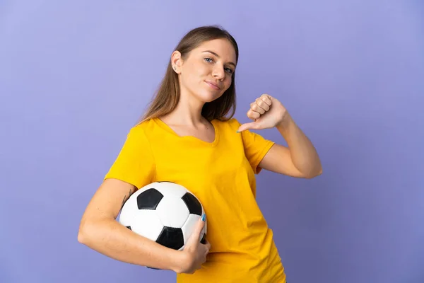 Mladý Litevský Fotbalista Žena Izolované Fialové Pozadí Hrdý Self Spokojen — Stock fotografie