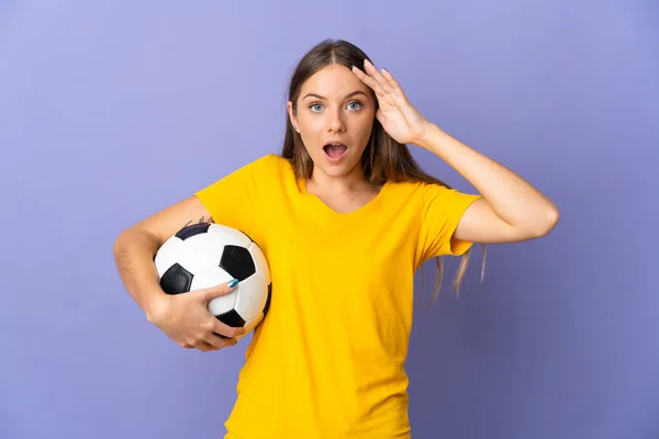 Ung Litauisk Fotbollsspelare Kvinna Isolerad Lila Bakgrund Med Överraskning Uttryck — Stockfoto
