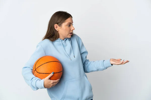 Jong Litouws Vrouw Spelen Basketbal Geïsoleerd Witte Achtergrond Met Verrassing — Stockfoto