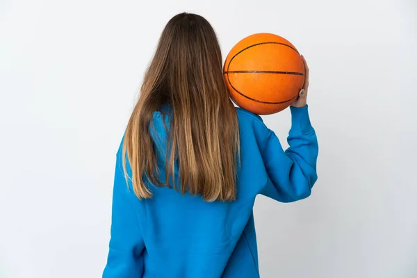 若いですリトアニア人女性孤立しました上の白い背景にバスケットボールでバックポジション — ストック写真