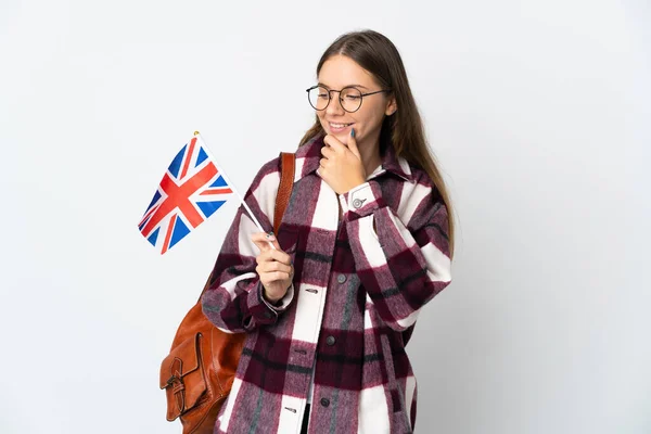 白地にイギリス国旗を掲げたリトアニアの若い女性が横を向いて微笑んだ — ストック写真