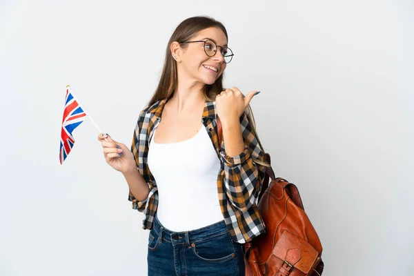 Mladá Litevka Držící Vlajku Spojeného Království Izolované Bílém Pozadí Ukazuje — Stock fotografie