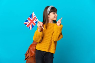 Mavi arka planda ingilizce okuyan küçük kız harika bir fikre işaret ediyor.