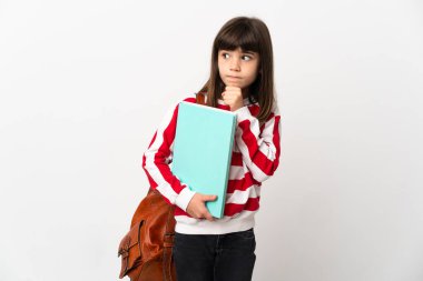 Beyaz arka planda izole edilmiş küçük kız şüpheleri ve düşünceleri var.