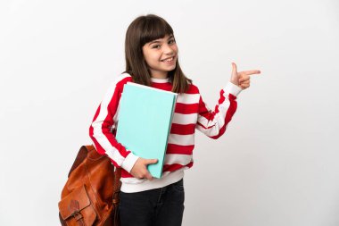 Beyaz arka planda izole edilmiş küçük öğrenci kız parmağını yana doğru gösteriyor.