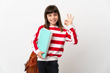 Beyaz arka planda izole edilmiş küçük öğrenci kız parmaklarıyla işaret veriyor.