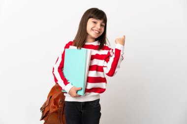 Beyaz arka planda izole edilmiş küçük kız parmağını kaldırarak çözümü bulmaya çalışıyor.