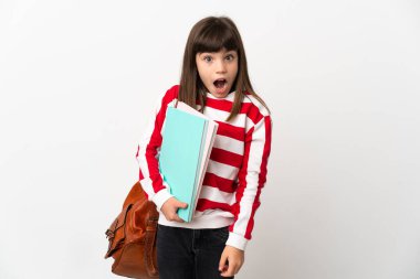 Beyaz arka planda izole edilmiş küçük bir kız öğrenci. Şaşırtıcı bir yüz ifadesi.