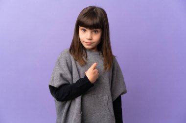 İzole edilmiş küçük bir kız kendini işaret ediyor.