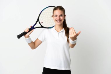 Beyaz arka planda izole edilmiş genç beyaz kadın tenis oynuyor ve gelecek vadeden jestler yapıyor.