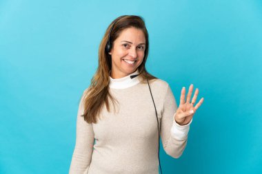 Soyutlanmış mavi bir geçmişi olan genç pazarlamacı kadın mutlu ve parmaklarıyla dörde kadar sayıyor.