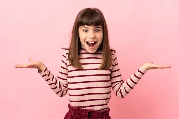 Liten Flicka Isolerad Rosa Bakgrund Med Chockad Ansiktsuttryck — Stockfoto