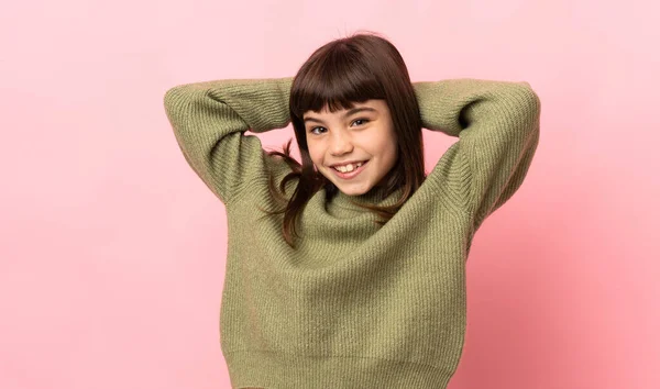 Klein Meisje Geïsoleerd Roze Achtergrond Lachen — Stockfoto