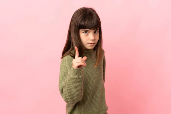 Malá Dívka Izolované Růžovém Pozadí Frustrovaný Ukazuje Přední — Stock fotografie