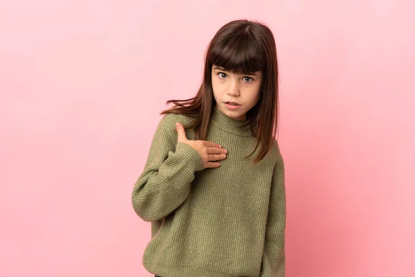 Malá Dívka Izolované Růžovém Pozadí Ukazující Sebe — Stock fotografie