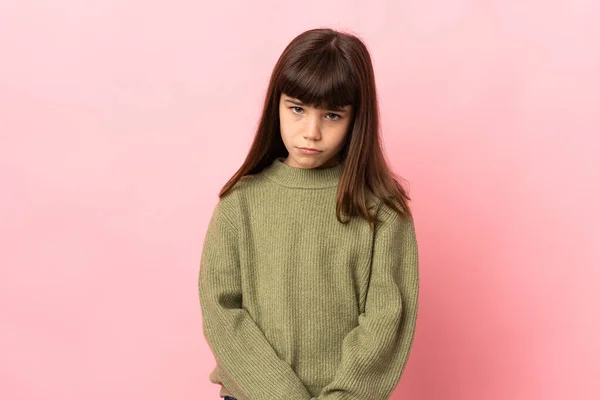 Malá Dívka Izolované Růžovém Pozadí Smutným Výrazem — Stock fotografie