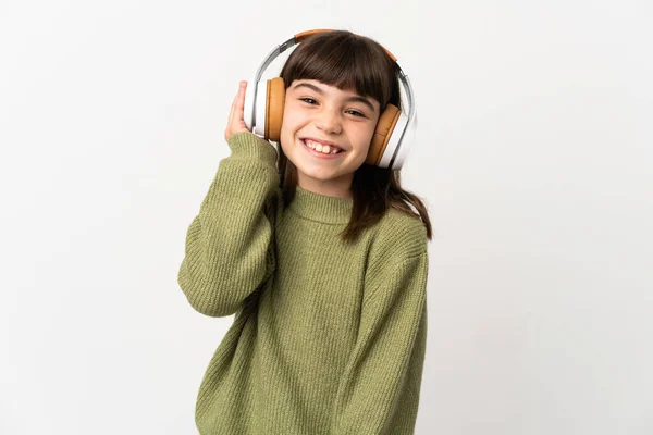 小さな女の子リスニング音楽とともにモバイル絶縁上の白い背景リスニング音楽 — ストック写真