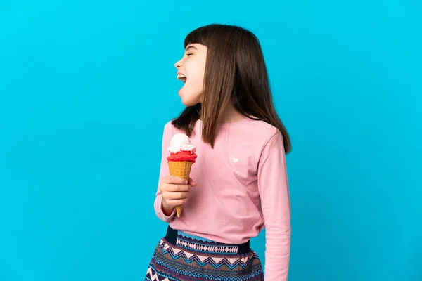 Κοριτσάκι Παγωτό Κορνέτα Απομονωμένο Μπλε Φόντο Γελώντας Στην Πλαϊνή Θέση — Φωτογραφία Αρχείου