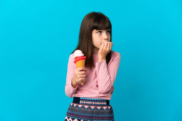 배경에 아이스크림을 소녀는 의심을 — 스톡 사진