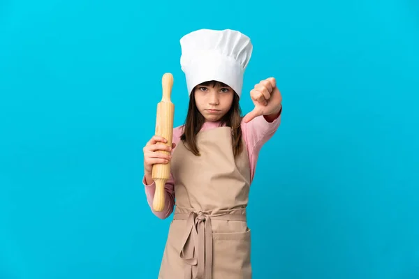 Bambina Che Tiene Mattarello Isolato Sfondo Blu Mostrando Pollice Verso — Foto Stock