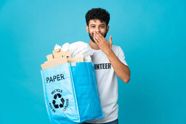 Mladý Marocký Muž Drží Recyklační Sáček Plný Papíru Recyklovat Přes — Stock fotografie