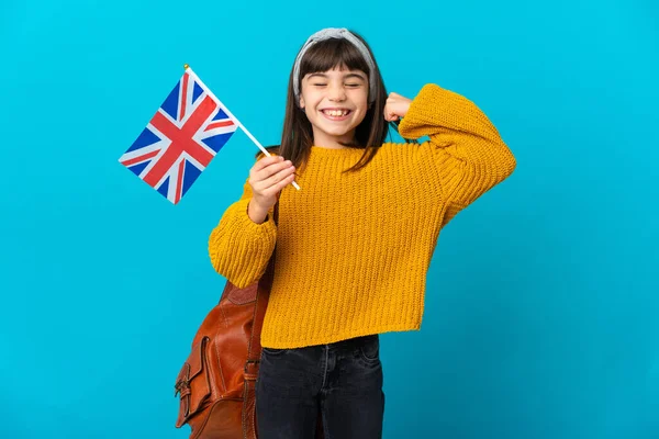Mała Dziewczynka Studiuje Angielski Odizolowany Niebieskim Tle Robi Silny Gest — Zdjęcie stockowe
