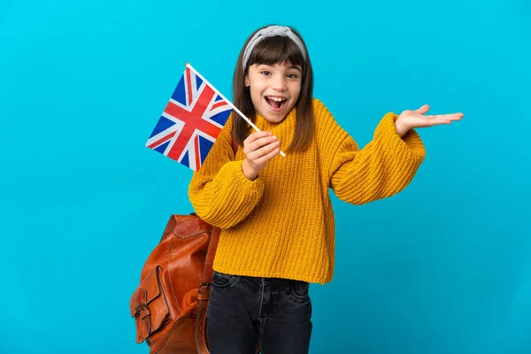 Malá Dívka Studuje Angličtinu Izolované Modrém Pozadí Šokovaným Výrazem Obličeje — Stock fotografie