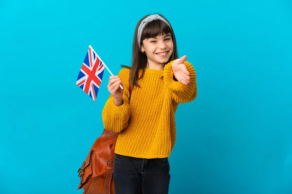 Mała Dziewczynka Studiuje Angielski Odizolowany Niebieskim Tle Ściskając Dłonie Zamknięcie — Zdjęcie stockowe