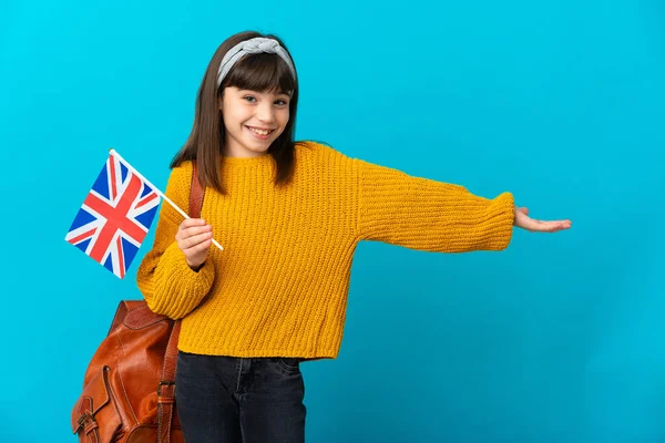Mała Dziewczynka Studiuje Angielski Odizolowany Niebieskim Tle Wyciągając Ręce Bok — Zdjęcie stockowe