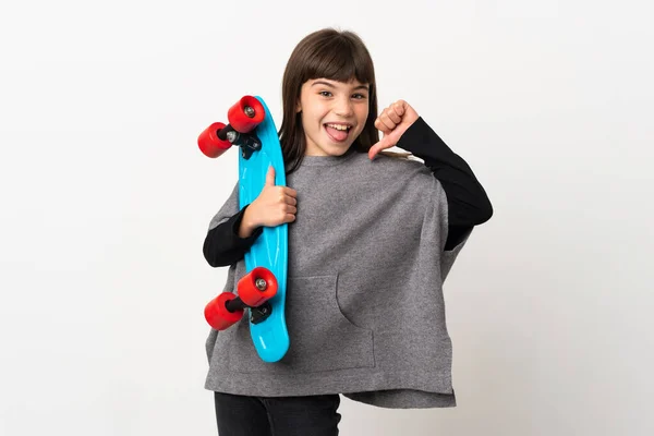 Klein Meisje Geïsoleerd Witte Achtergrond Met Een Skate Met Gelukkige — Stockfoto