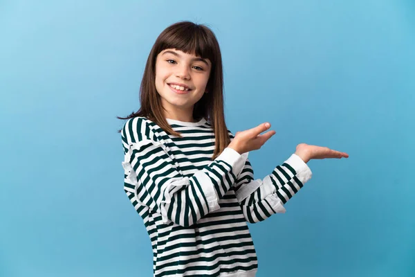 Klein Meisje Geïsoleerde Achtergrond Houden Copyspace Imaginair Palm Een Advertentie — Stockfoto