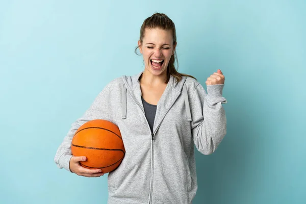 Mladá Běloška Žena Izolované Modrém Pozadí Hrát Basketbal — Stock fotografie