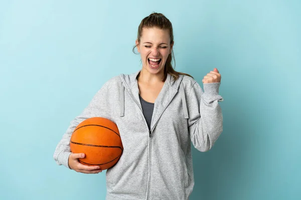 Jovem Mulher Caucasiana Isolada Fundo Azul Jogando Basquete — Fotografia de Stock