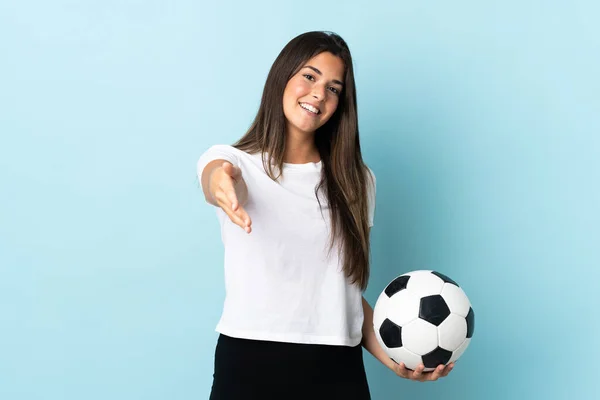 Ung Fotbollsspelare Brazilian Flicka Isolerad Blå Bakgrund Skakar Hand För — Stockfoto