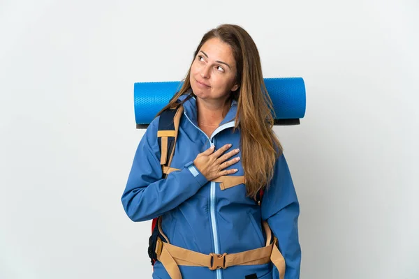 Женщина Альпинистка Средних Лет Большим Рюкзаком Изолированном Фоне Смотрит Вверх — стоковое фото