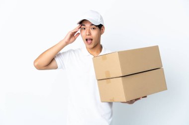 Çinli adam beyaz arka planda, sürpriz bir ifadeyle izole edilmiş.