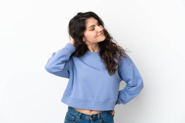 Beyaz arka planda izole edilmiş genç Rus kız bir fikir düşünüyor.