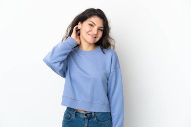 Beyaz arka planda izole edilmiş genç Rus kız gülüyor.