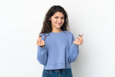 Beyaz arka planda izole edilmiş genç Rus kız para hareketi yapıyor.