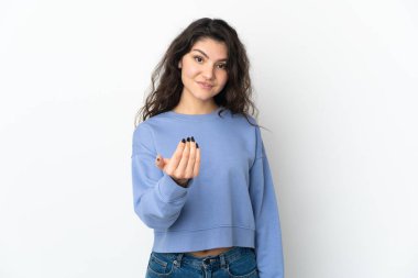 Genç Rus kız, beyaz arka planda izole edilmiş ve davet edilmişti. Gelmene sevindim.