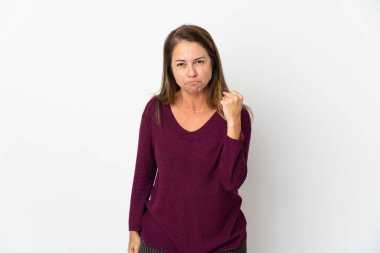 Orta yaşlı Brezilyalı kadın mutsuz bir ifadeyle beyaz arka planda izole edilmiş.