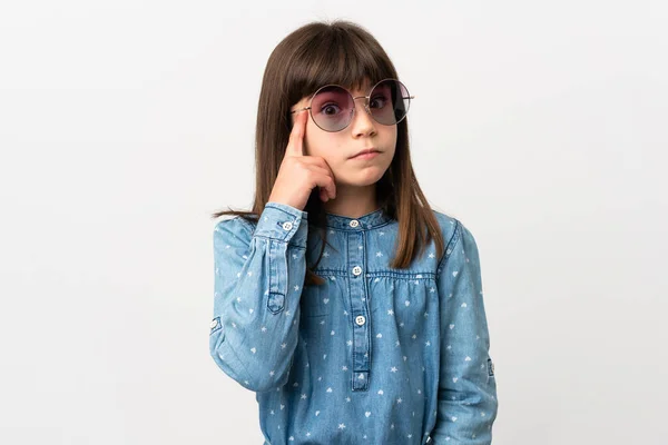 Menina Com Óculos Sol Isolado Fundo Branco Pensando Uma Ideia — Fotografia de Stock