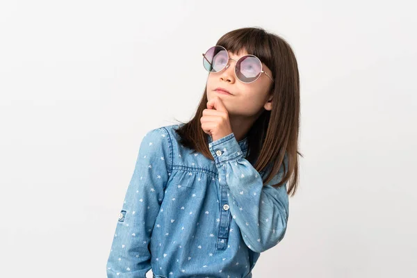 Liten Flicka Med Solglasögon Isolerad Vit Bakgrund Och Tittar Upp — Stockfoto