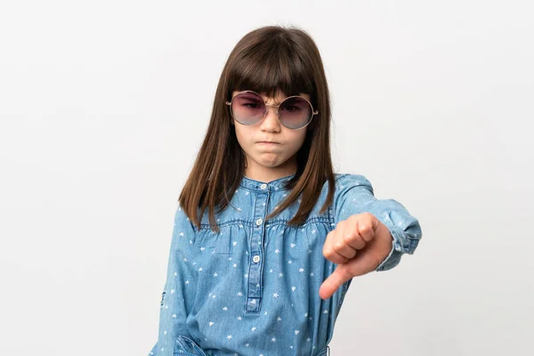 Liten Flicka Med Solglasögon Isolerad Vit Bakgrund Visar Tummen Ner — Stockfoto