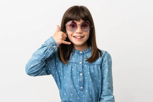 Liten Flicka Med Solglasögon Isolerad Vit Bakgrund Gör Telefon Gest — Stockfoto