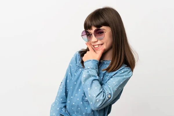 Dziewczynka Okularach Przeciwsłonecznych Białym Tle Szczęśliwa Uśmiechnięta — Zdjęcie stockowe