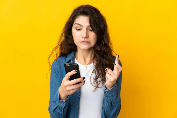 Adolescente Chica Rusa Aislada Sobre Fondo Amarillo Utilizando Teléfono Móvil —  Fotos de Stock