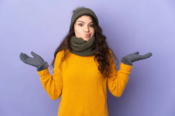 Tonåring Ryska Flicka Med Vinter Hatt Isolerad Lila Bakgrund Med — Stockfoto