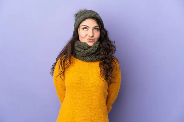 Tonåring Ryska Flicka Med Vinter Hatt Isolerad Lila Bakgrund Och — Stockfoto